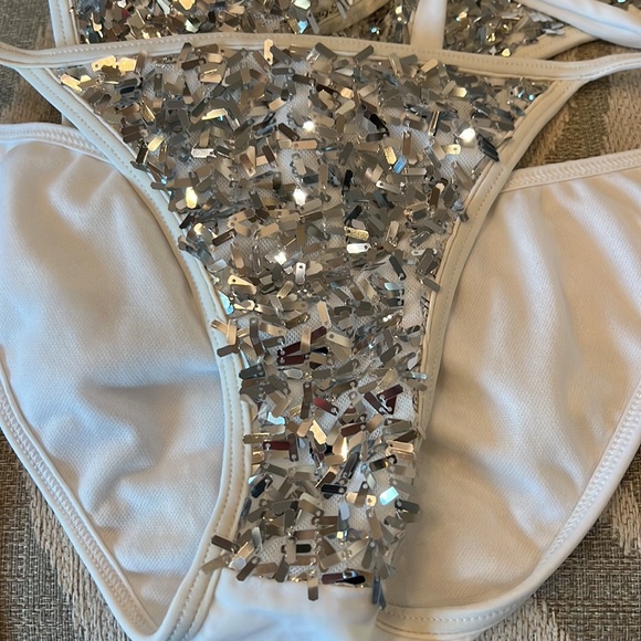 Bikini - Picture 10 of 10